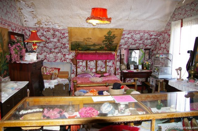 Bedroom of Dolly's house in Ketchikan.jpg

