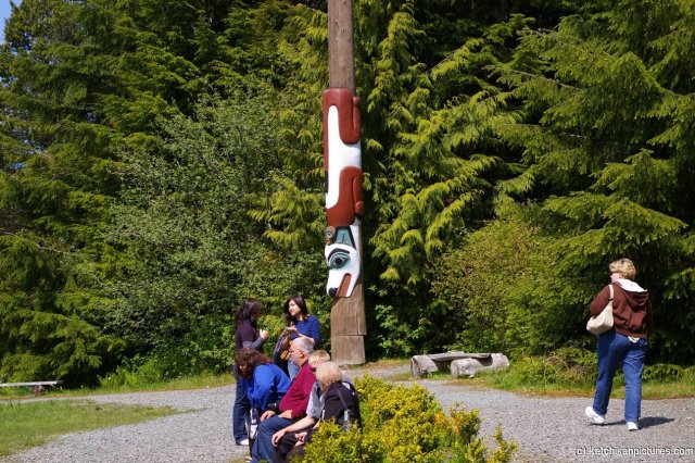 Lower portion of a totem pole in Ketchikan.jpg
