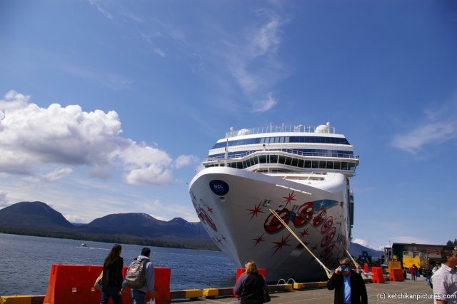 Norwegian Pearl docked at Ketchikan (2).jpg
