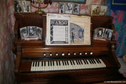 Piano of Dolly's house in Ketchikan (2).jpg