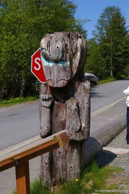 Wood carving statue in Ketchikan.jpg
